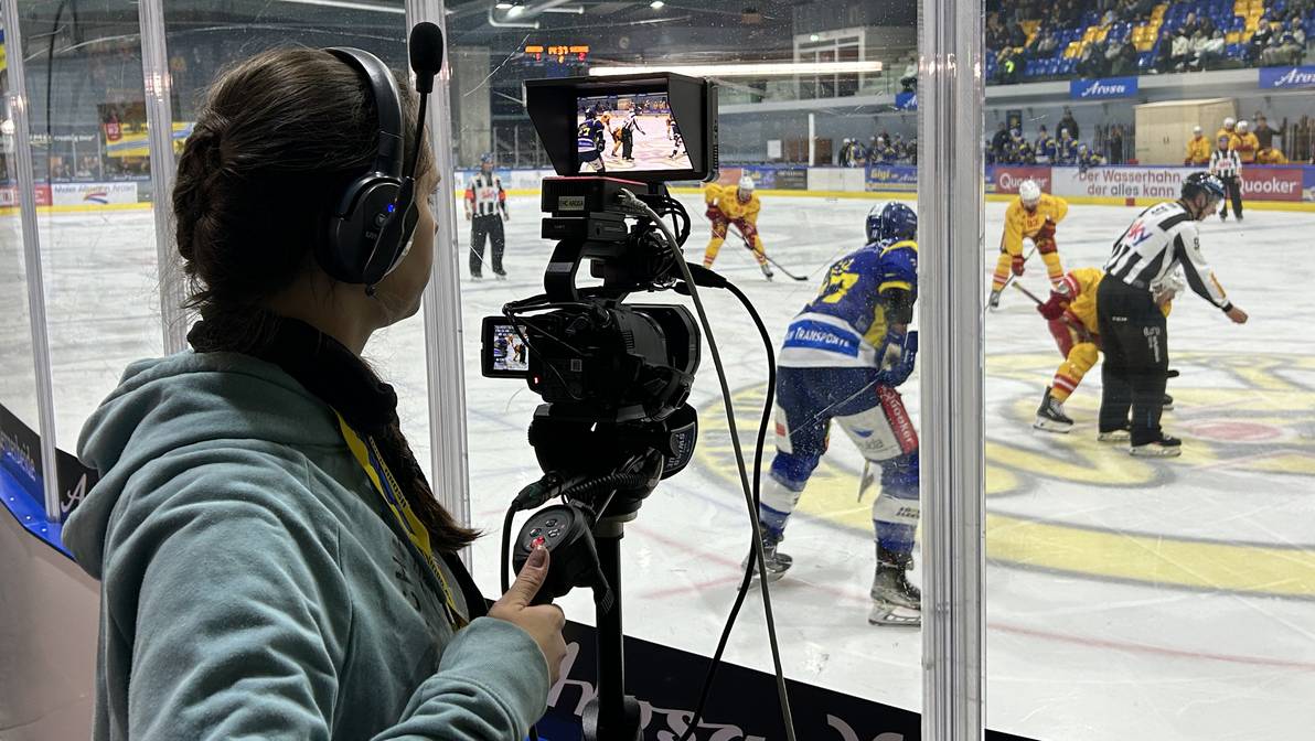 Hautnah dran: Neun Multimedia-Production-Studierende der Fachhochschule Graubünden verantworten die Übertragung der Heimspiele des EHC Arosa. 