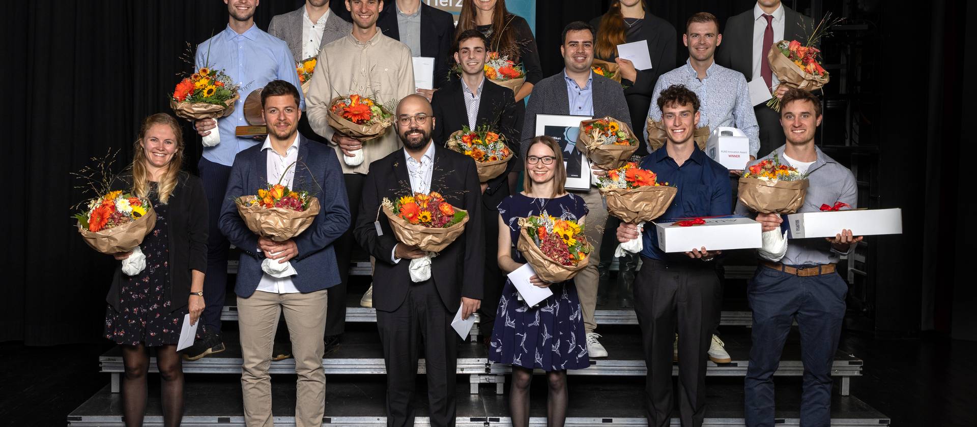 Le laureate e i laureati più meritevoli e titolari dei premi dei corsi di studio bachelor e master 2024 della SUP Grigioni: (dietro, da sinistra a destra) Andreas Sonderer, Lukas Minder, Célilne Senn, Selina Studer, Nico Caccivio (al centro, da sinistra a destra) Joshua Stutz, Dimitri Wüst, Kevin Moar Rana, Raphael Brunold, Dominic Moser (davanti, da sinistra a destra) Ruth Hermann, Gian-Reto Jenny, André Glatzl, Martina Zwick, Joel Flepp, Yan Gridling Manca: Céline Rullof