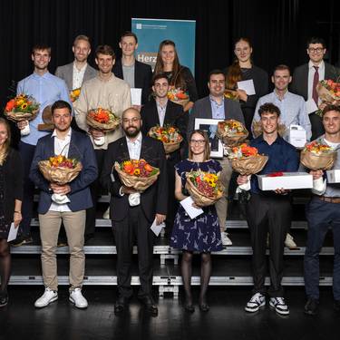Le laureate e i laureati più meritevoli e titolari dei premi dei corsi di studio bachelor e master 2024 della SUP Grigioni:  (dietro, da sinistra a destra) Andreas Sonderer, Lukas Minder, Célilne Senn, Selina Studer, Nico Caccivio (al centro, da sinistra a destra) Joshua Stutz, Dimitri Wüst, Kevin Moar Rana, Raphael Brunold, Dominic Moser (davanti, da sinistra a destra) Ruth Hermann, Gian-Reto Jenny, André Glatzl, Martina Zwick, Joel Flepp, Yan Gridling Manca: Céline Rullof