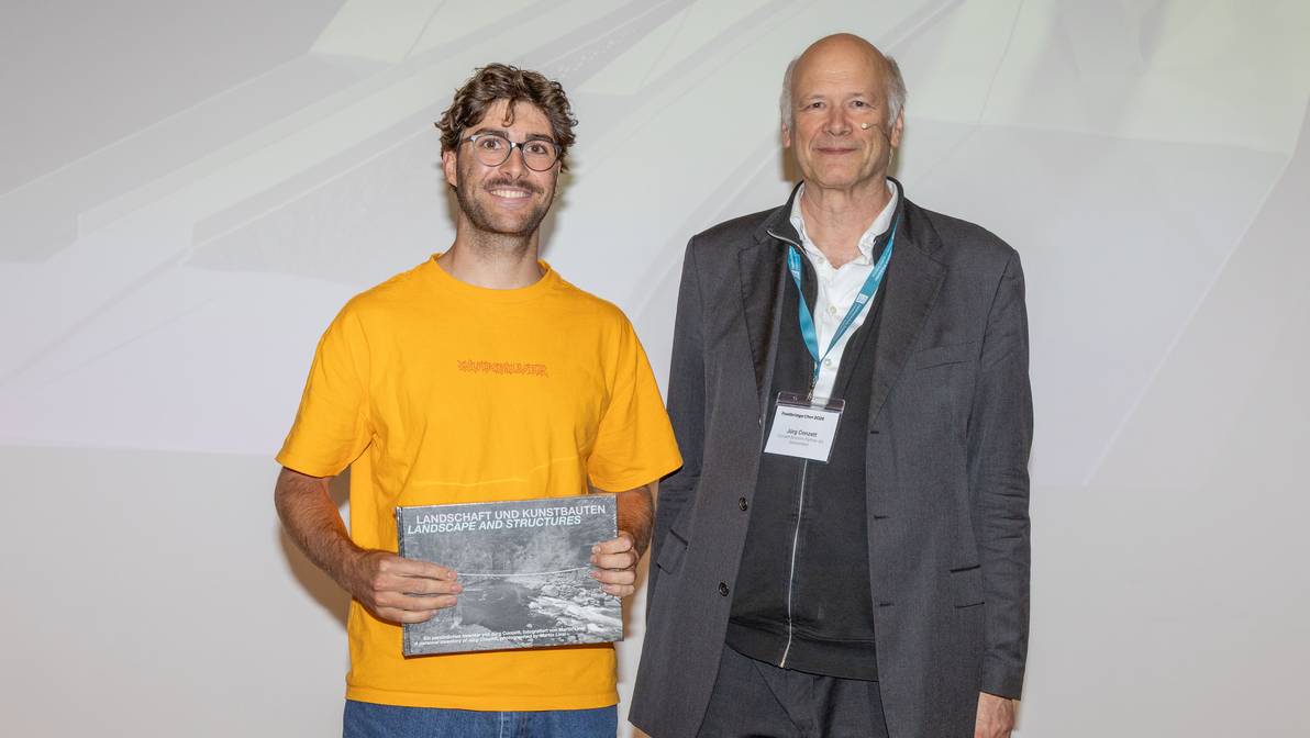 Der angehende Bauingenieur der FH Graubünden hat eine Fuss- und Velobrücke über den Rhein entworfen und damit die internationale Jury des Footbridge Symposiums 2025 überzeugt.