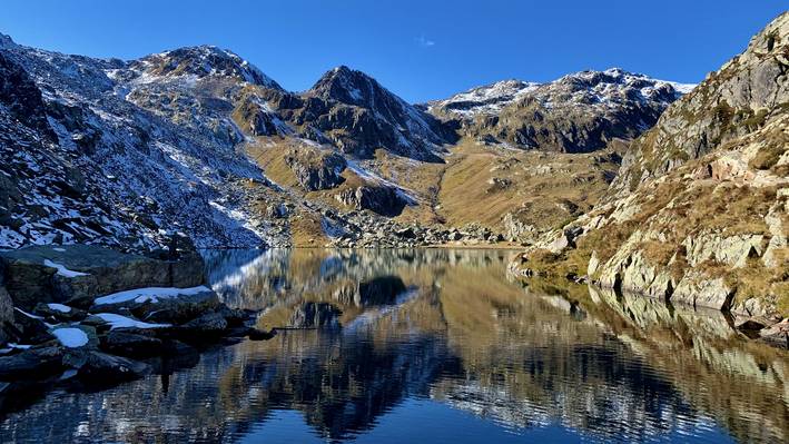 Studieren, wo andere Ferien machen See mit Bergen im Kanton Graubünden - studieren, wo andere Ferien machen.