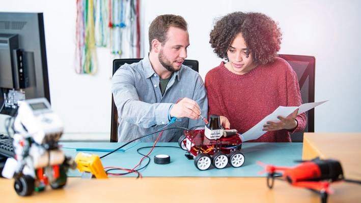 zwei Studierende im Gespräch