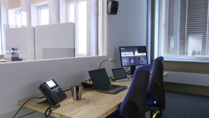 Usability Lab Sicht auf einen Arbeitstisch eines Regieraumes