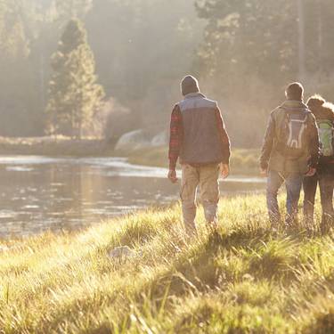 Wanderung einer Gruppe an einem See