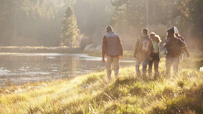 Projekt Online-Buchungstool für Gruppenreisen Wanderung einer Gruppe an einem See