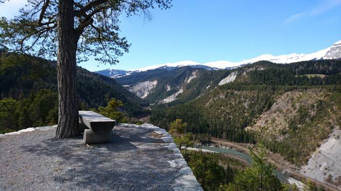 Langsamkeit und Authentizität: Der Ausblick von einer Bank im Safiental widerspiegelt den Slow-Tourismus.