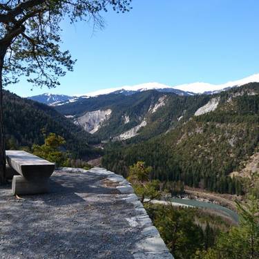 Langsamkeit und Authentizität: Der Ausblick von einer Bank im Safiental widerspiegelt den Slow-Tourismus.