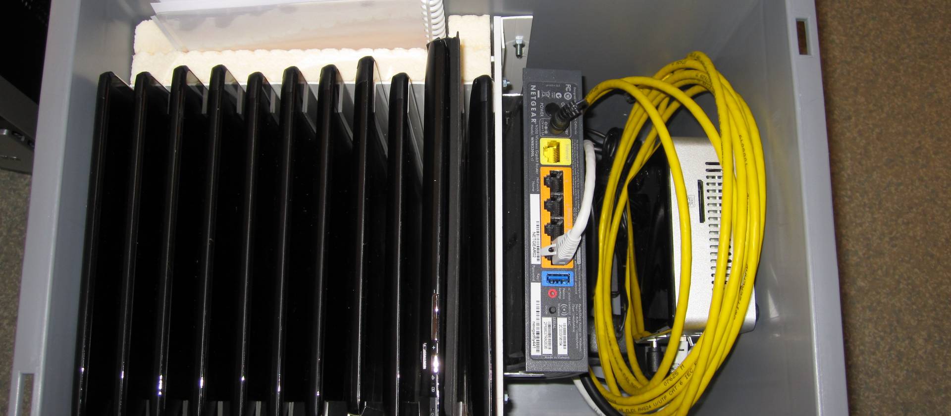 Blick in einen Container mit Tablets, Mini-Server, WLAN-Router, wie er in der Studie verwendet wird.