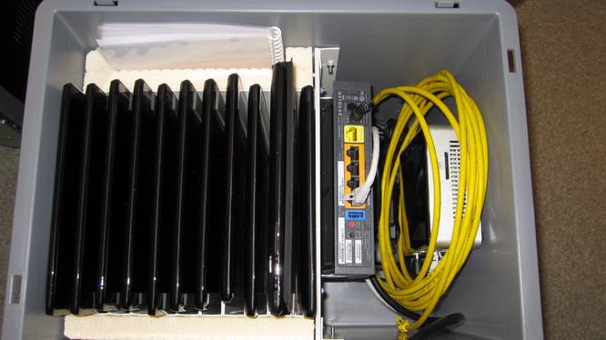 Blick in einen Container mit Tablets, Mini-Server, WLAN-Router, wie er in der Studie verwendet wird. Blick in einen Container mit Tablets, Mini-Server, WLAN-Router, wie er in der Studie verwendet wird.
