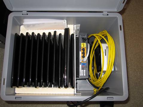 Blick in einen Container mit Tablets, Mini-Server, WLAN-Router, wie er in der Studie verwendet wird.