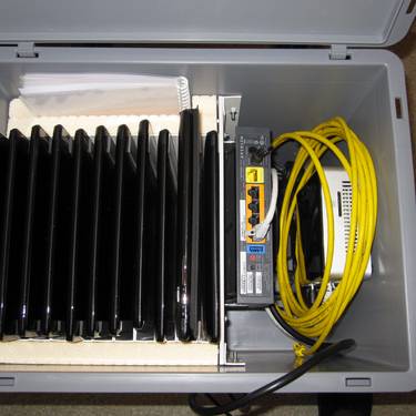 Blick in einen Container mit Tablets, Mini-Server, WLAN-Router, wie er in der Studie verwendet wird.