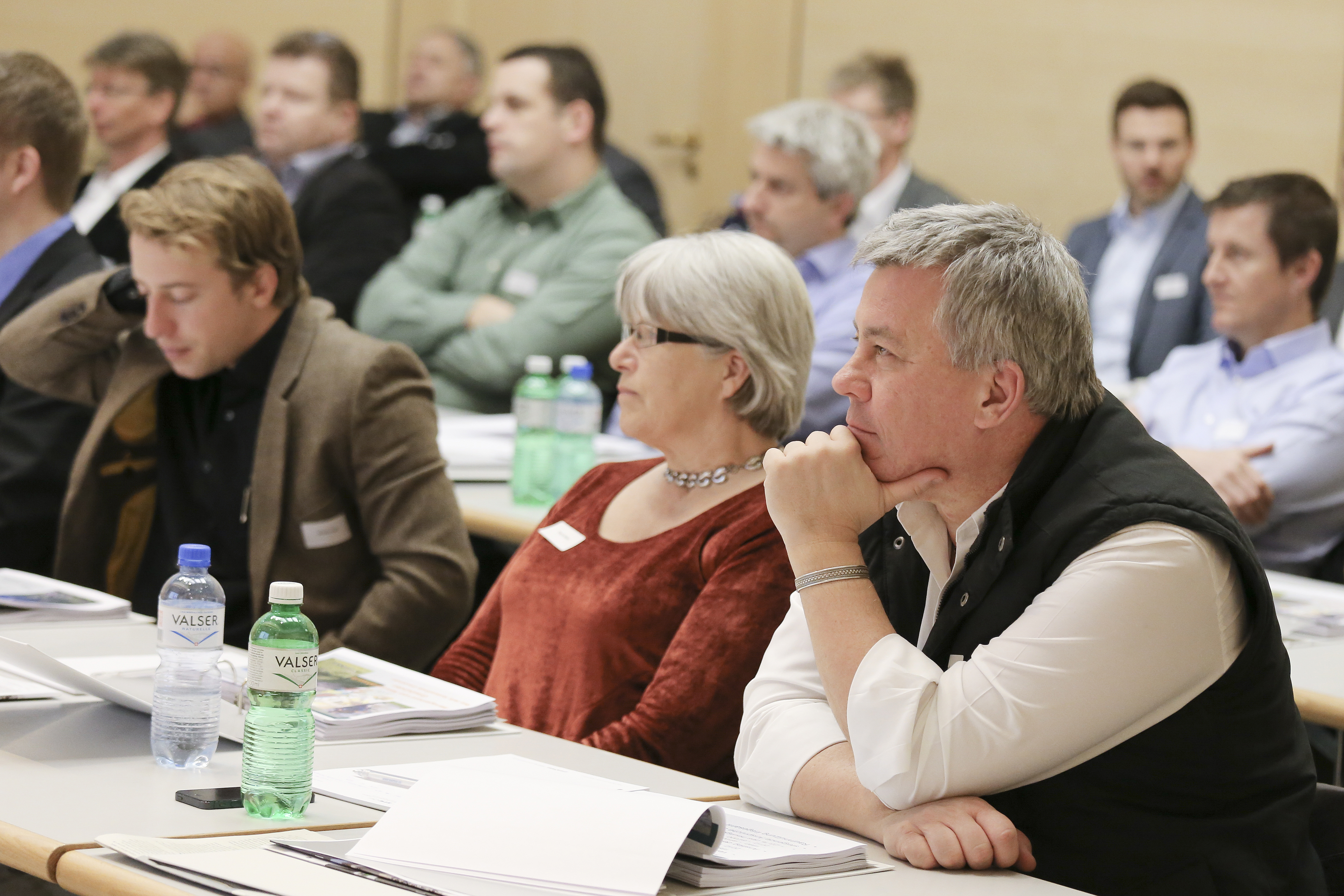 Gespanntes Zuhören bei einem Referat