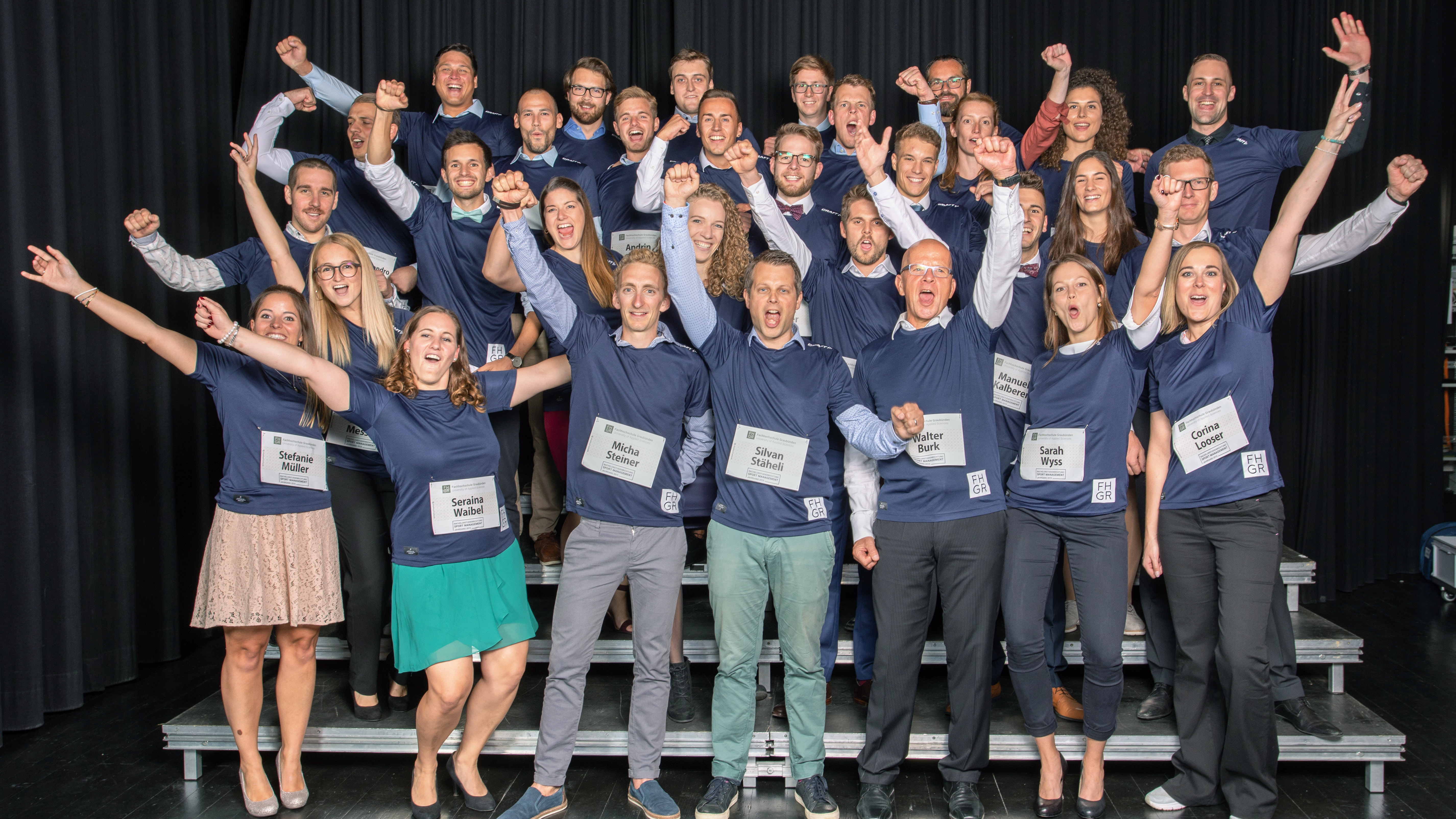 Die ersten Sport-Management-Diplomierten feiern ihren Bachelorabschluss.