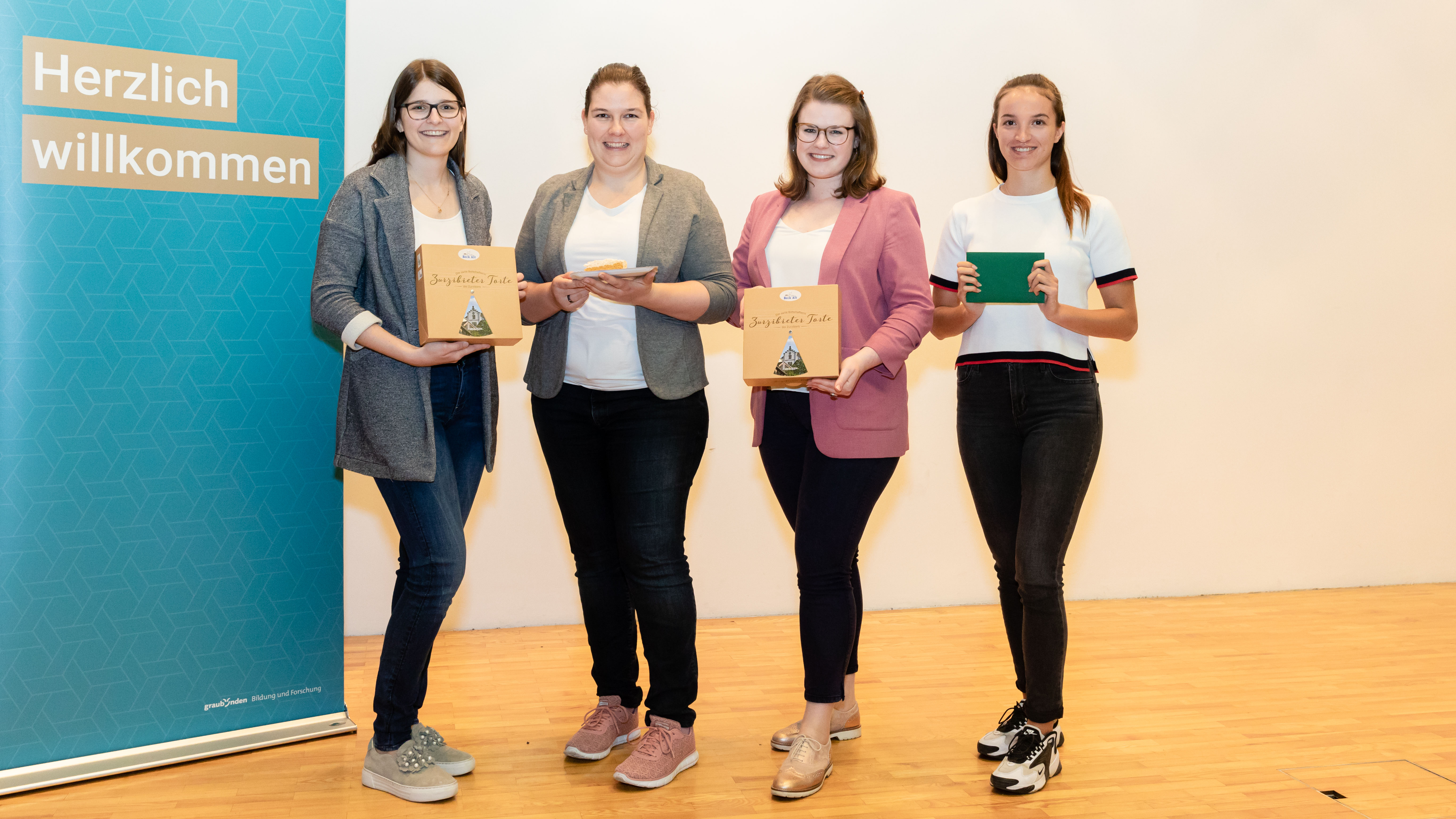 Die Gewinnerinnen des Best-Businessplan-Wettbewerbs 2020 mit der «Zurzibieter Torte»: Anja Marquart, Stephanie Lippuner, Tanja Caluori, Sina Zumbühl (v.l.n.r.).