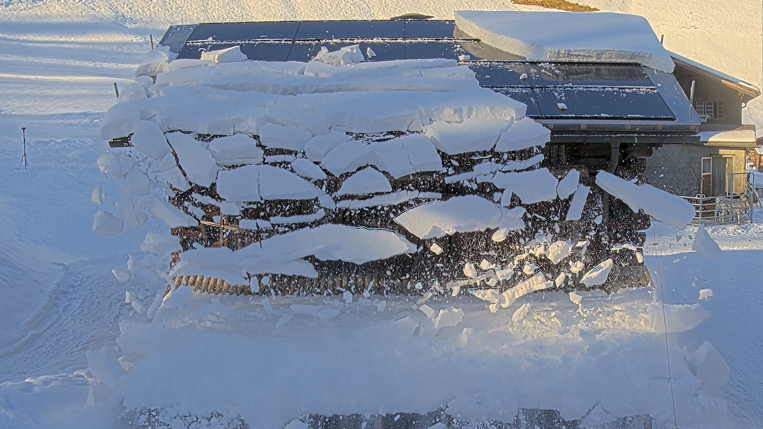 Forschende der FH Graubünden untersuchten, inwiefern es sich lohnt, Photovoltaik-Anlagen mittels Rückstrombeheizung schneefrei zu machen, um Winterstrom zu produzieren. Das Bild zeigt den Moment eines Abbruchs während einer Heiz-Phase in Davos im Winter 2024/2025.