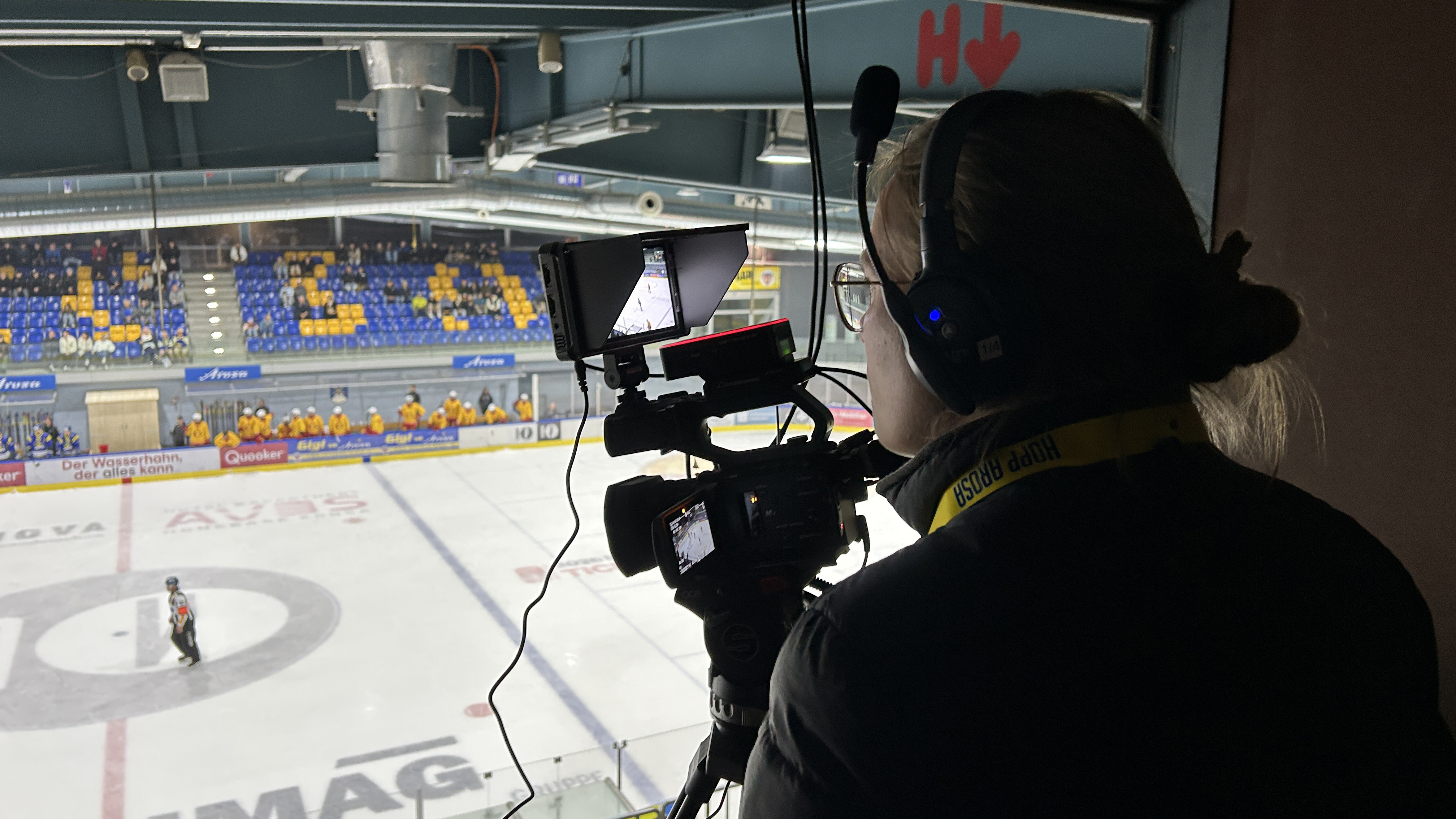 Neun Multimedia-Production-Studierende der Fachhochschule Graubünden verantworten die Übertragung der Heimspiele des EHC Arosa. 