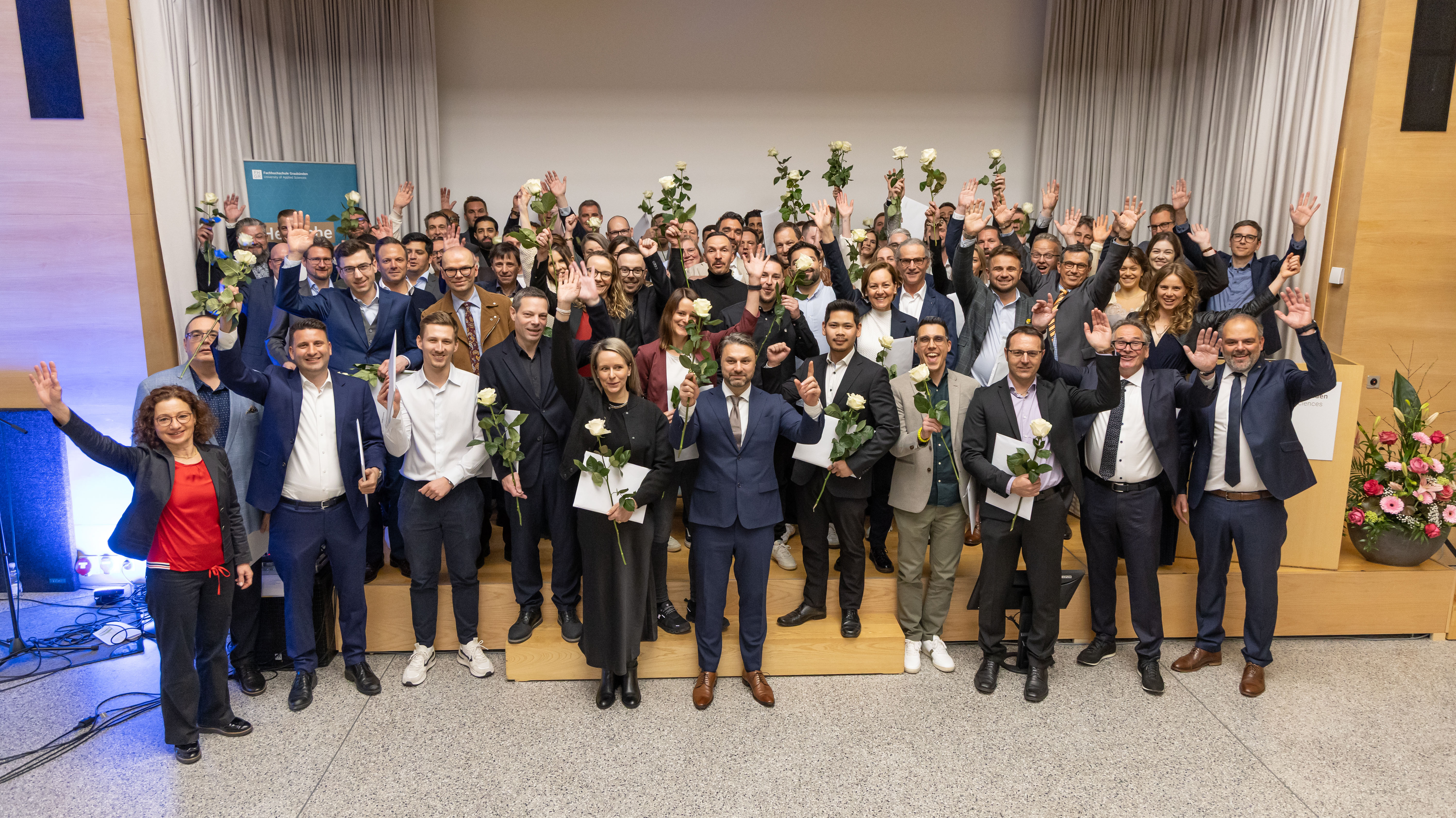 Diesen Frühling haben 306 Personen ein Diplom der Fachhochschule Graubünden für den erfolgreichen Abschluss ihres Weiterbildungs-Studiums auf den Stufen CAS, DAS, MAS und EMBA erhalten. 