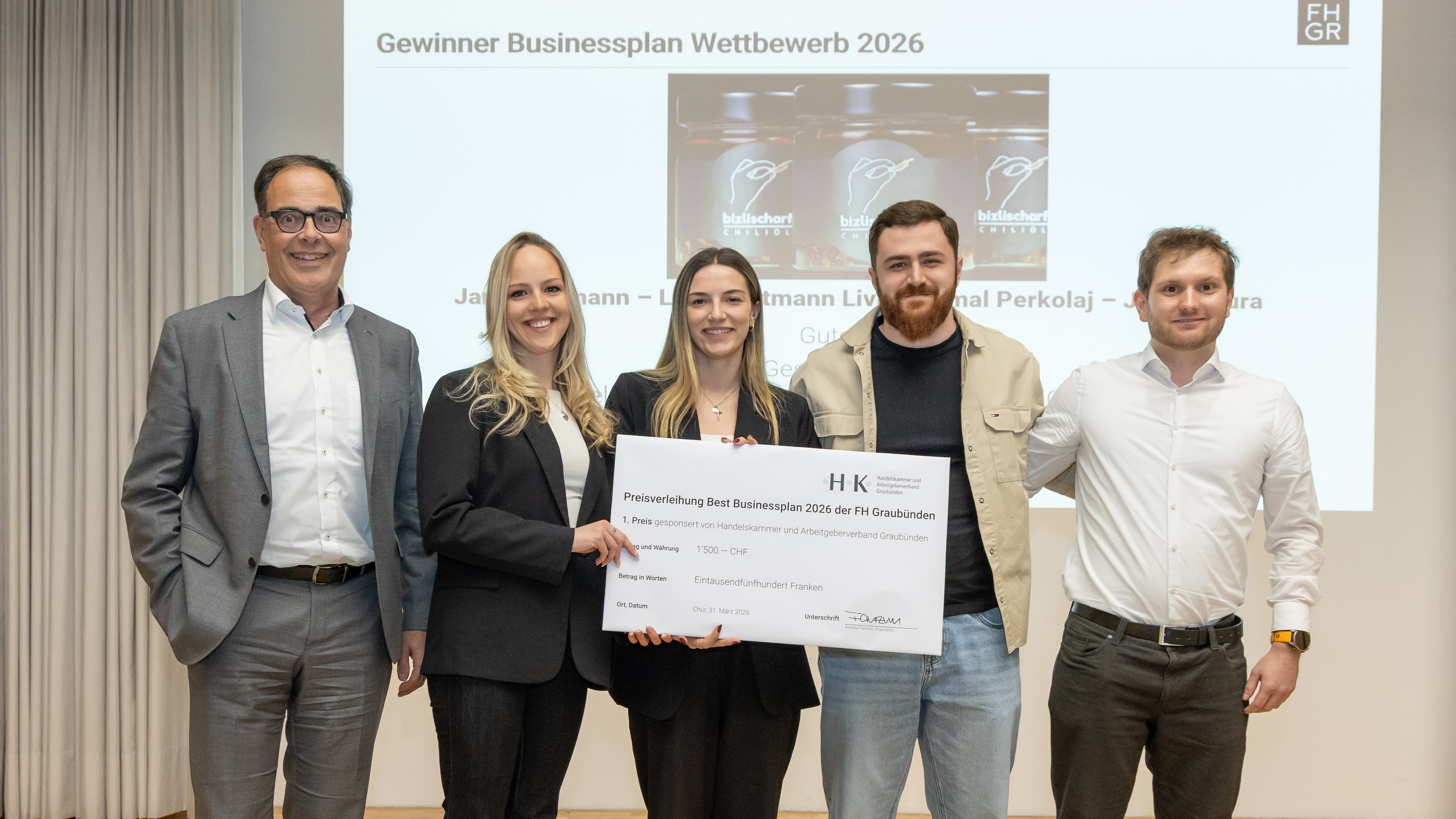 Gewinnen den Best-Businessplan-Wettbewerb 2026 der FH Graubünden, die Betriebsökonomie-Studierenden Jana Gartmann, Jana Tipura, Ermal Perkolaj und Livio Gartmann (v.l.n.r.), mit Preisstifter Andrea Fanzun (ganz links).