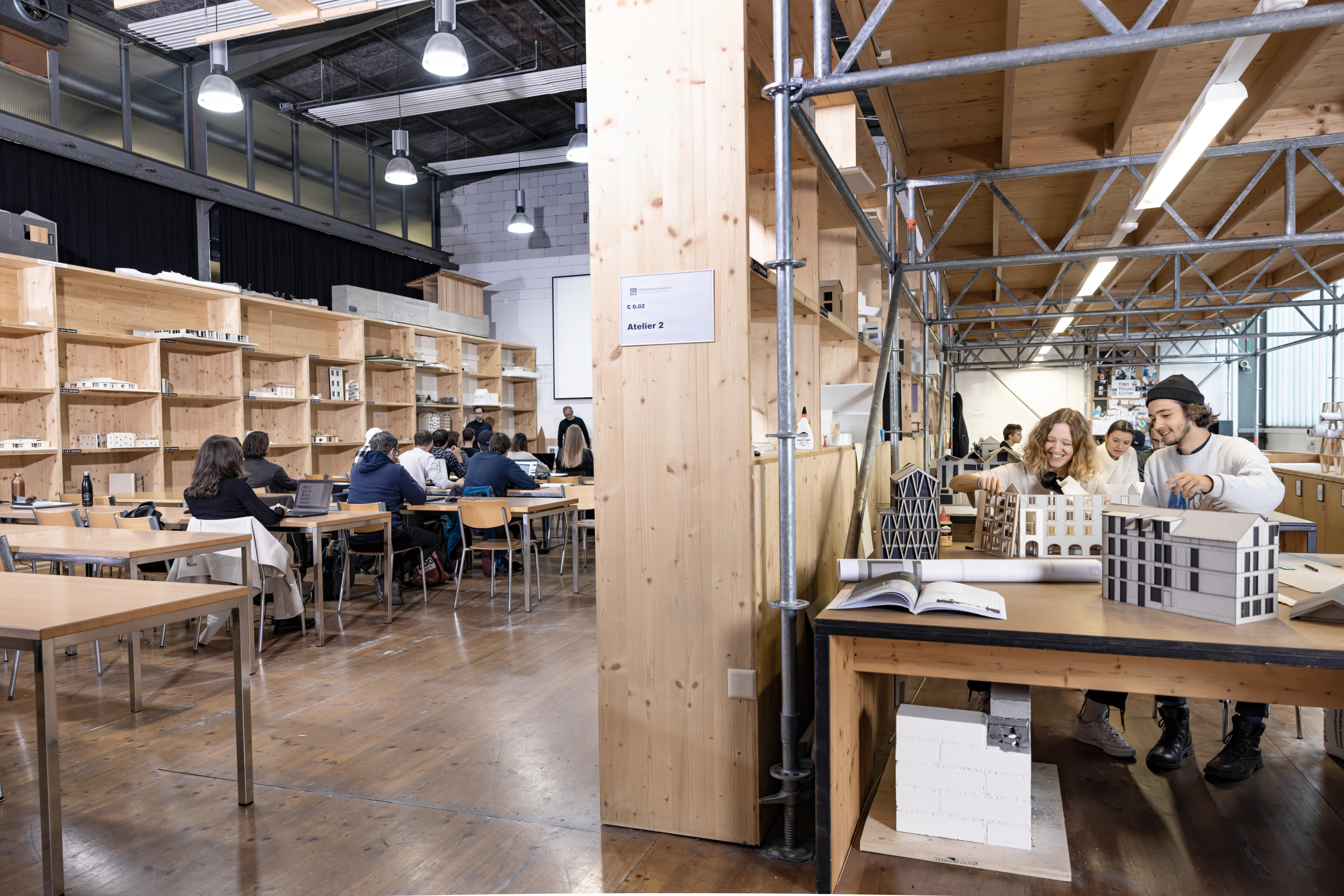 Architekt studieren umfasst kreatives Arbeiten und gemeinsames Lernen an der Fachhochschule.