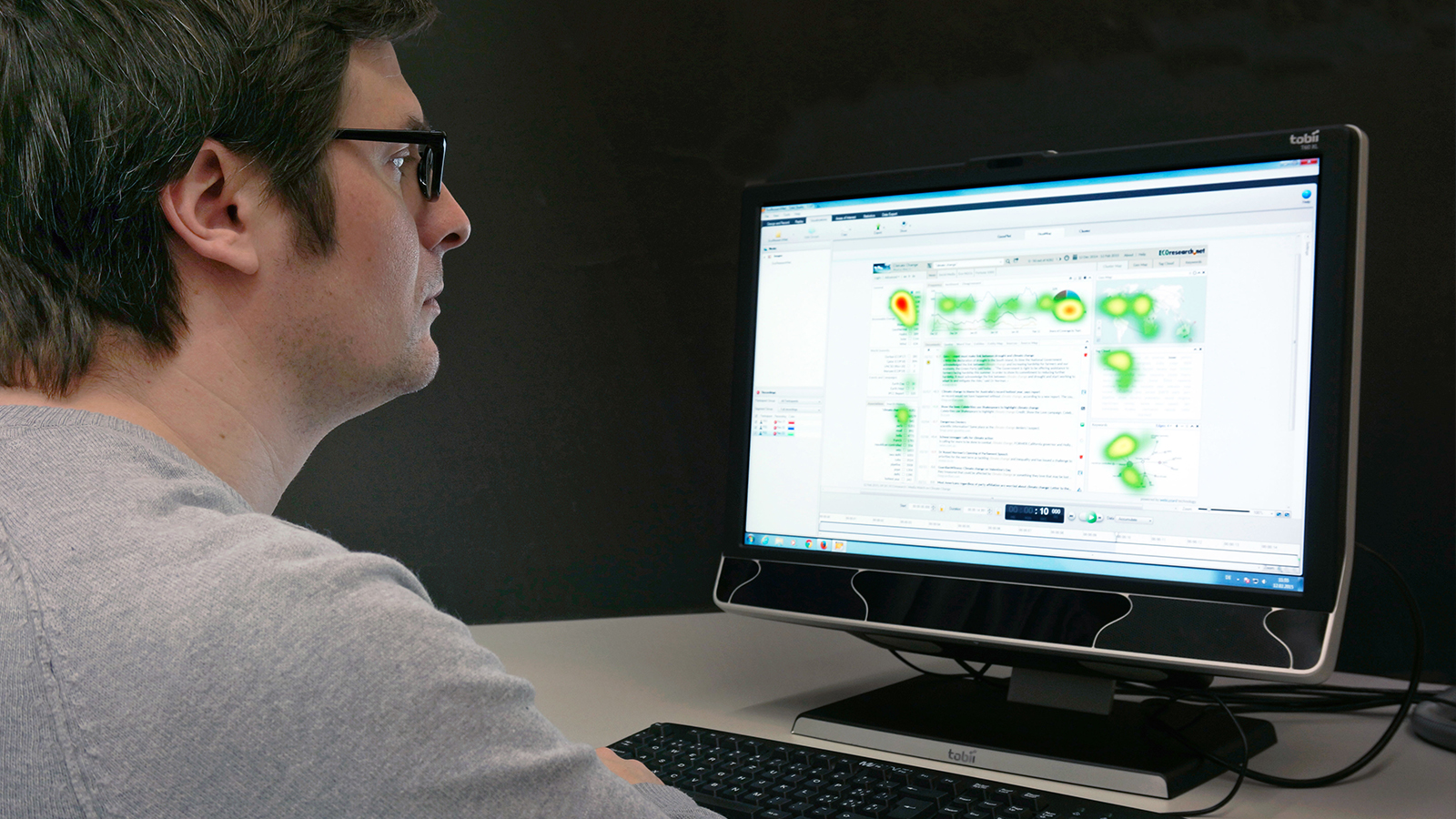 Ein Mann blickt auf einen Blidschirm auf dem die Ergebnisse des Eye-Tracking gezeigt werden