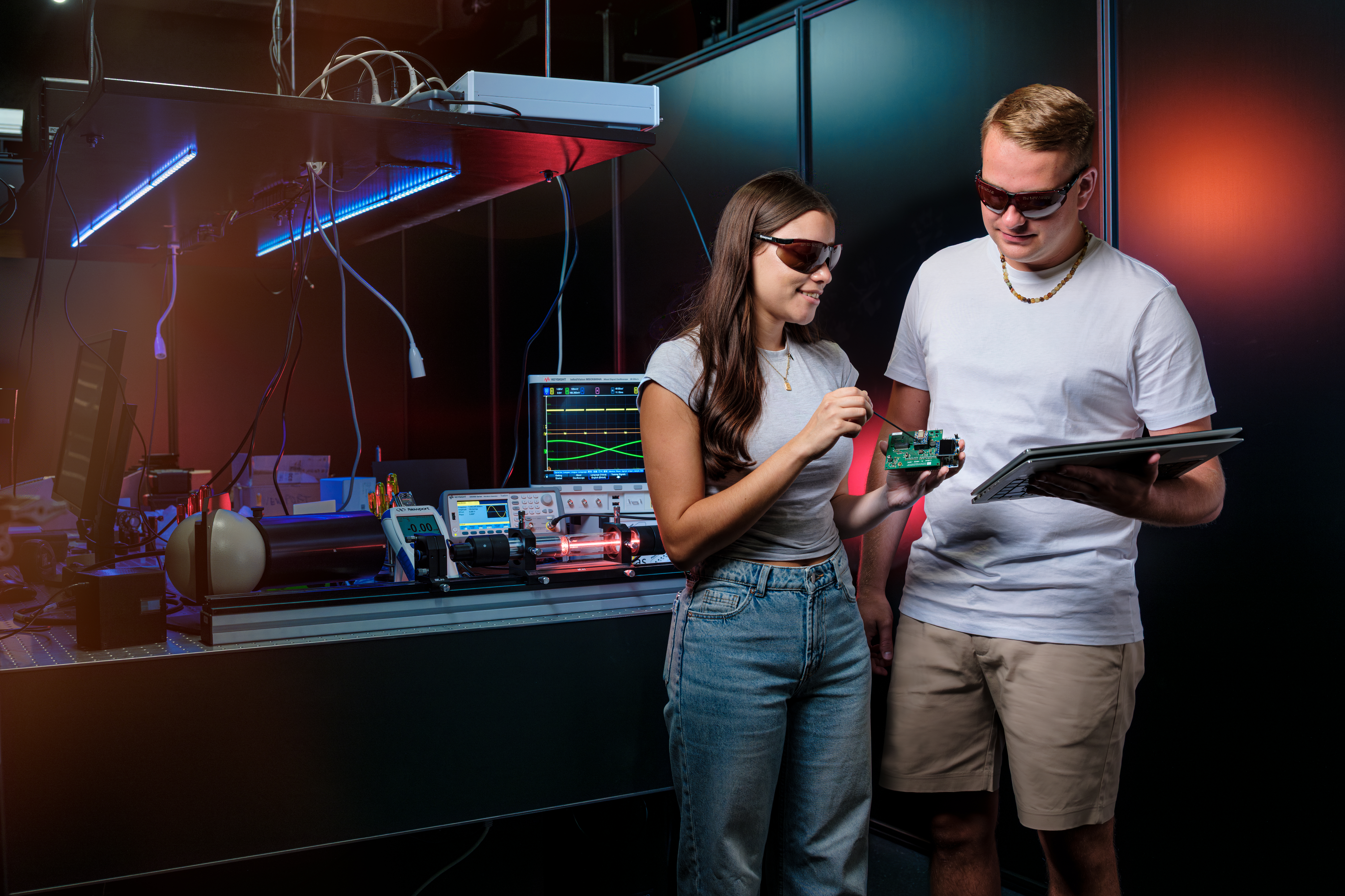 Optoelectronics-Studierende im Labor