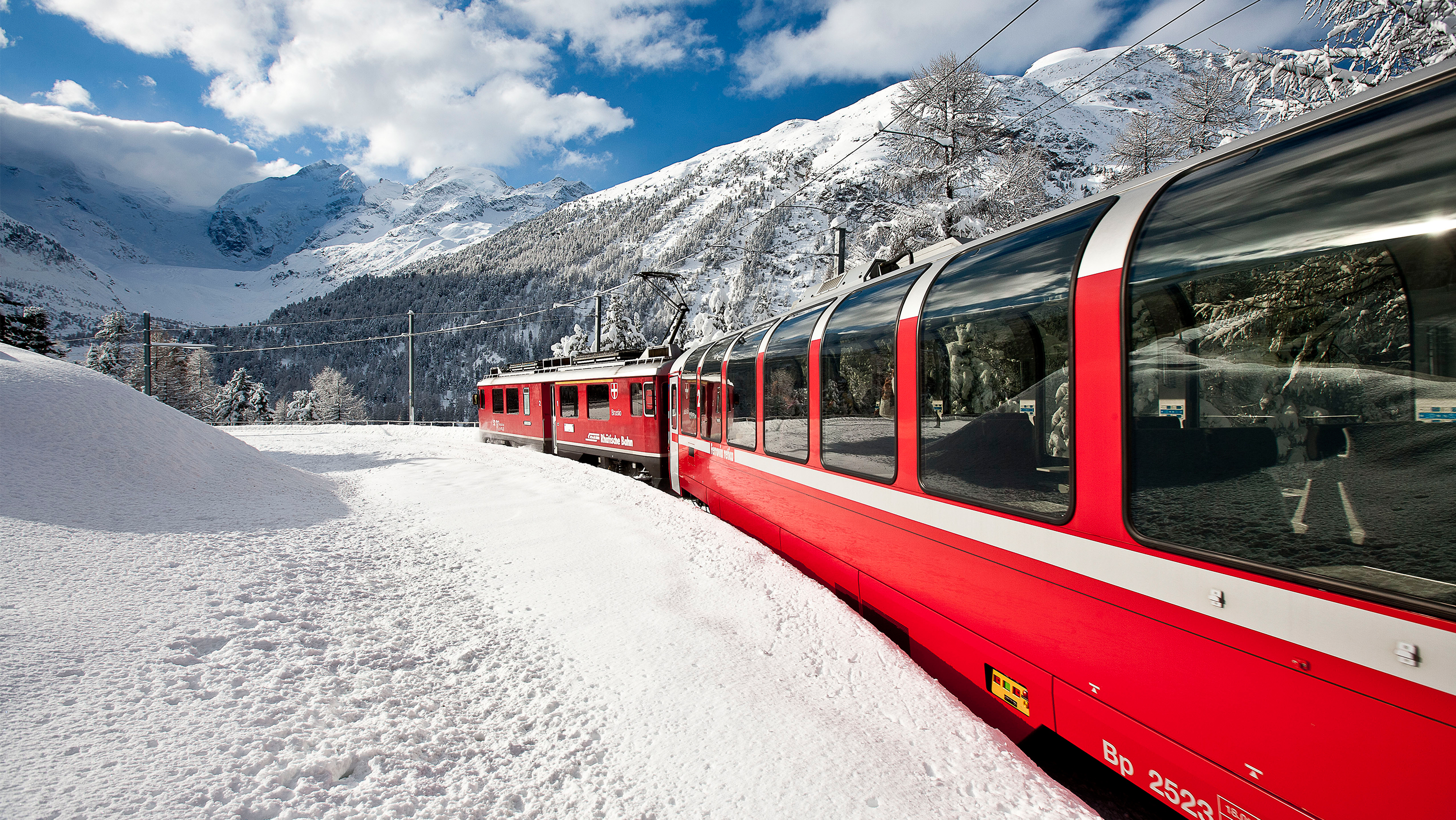 Bernina Express auf der Alp Grüm im Winter