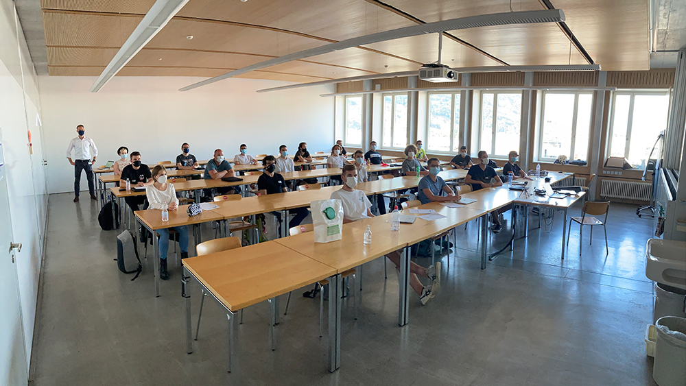 Zum ersten Mal nehmen angehende Mobile-Robotics-Ingenieurinnen und -Ingenieure ihr Studium an der Fachhochschule Graubünden in Angriff.