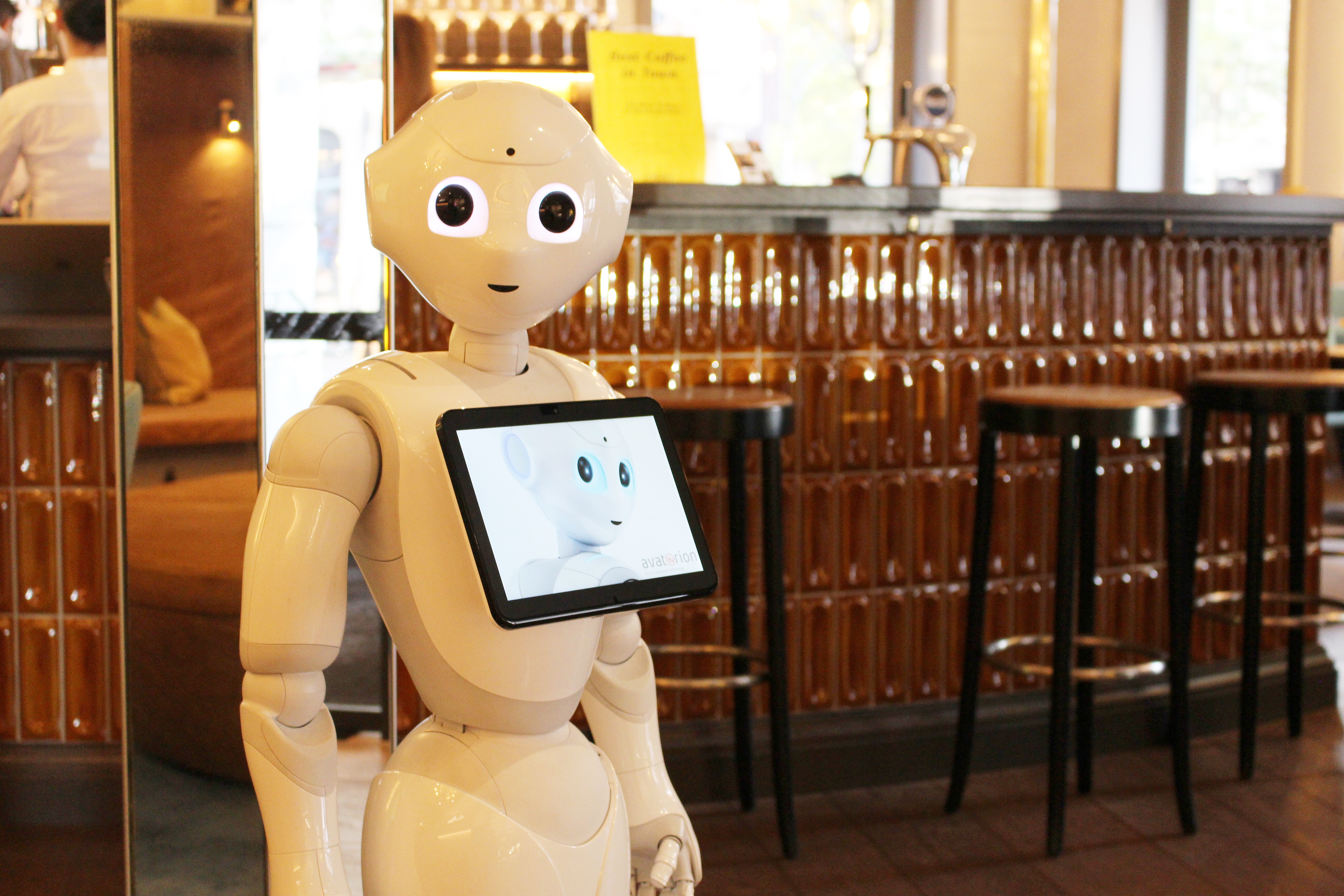 Roboter Pepper in der Hotellobby