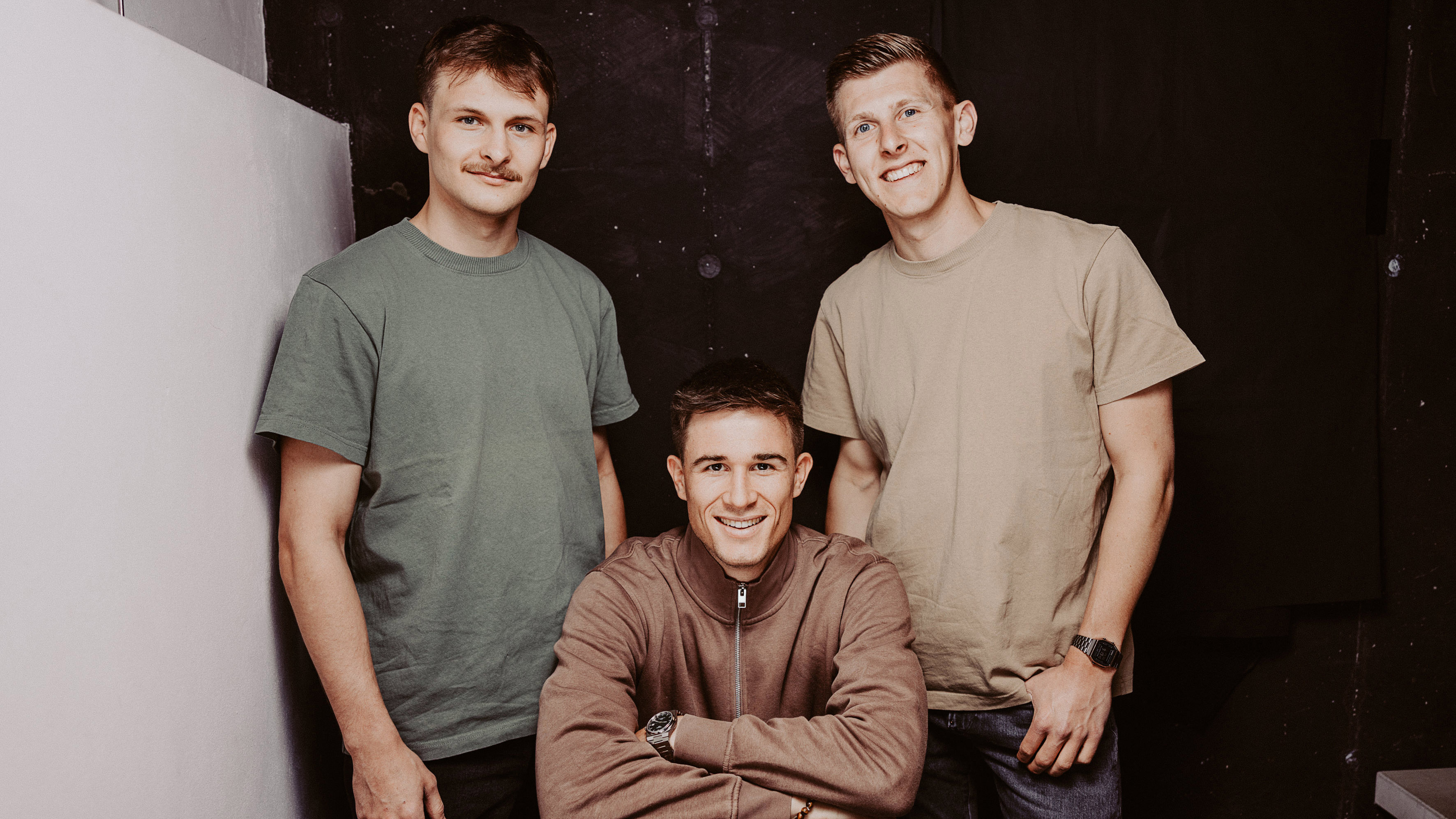 Drei innovative Köpfe – eine Idee: Statt fertige Lösungen zu liefern, zeigen die Gründer des KI-Studios auf, wie Unternehmen selbst Kompetenzen aufbauen können. Praxisnah, verständlich und menschlich.