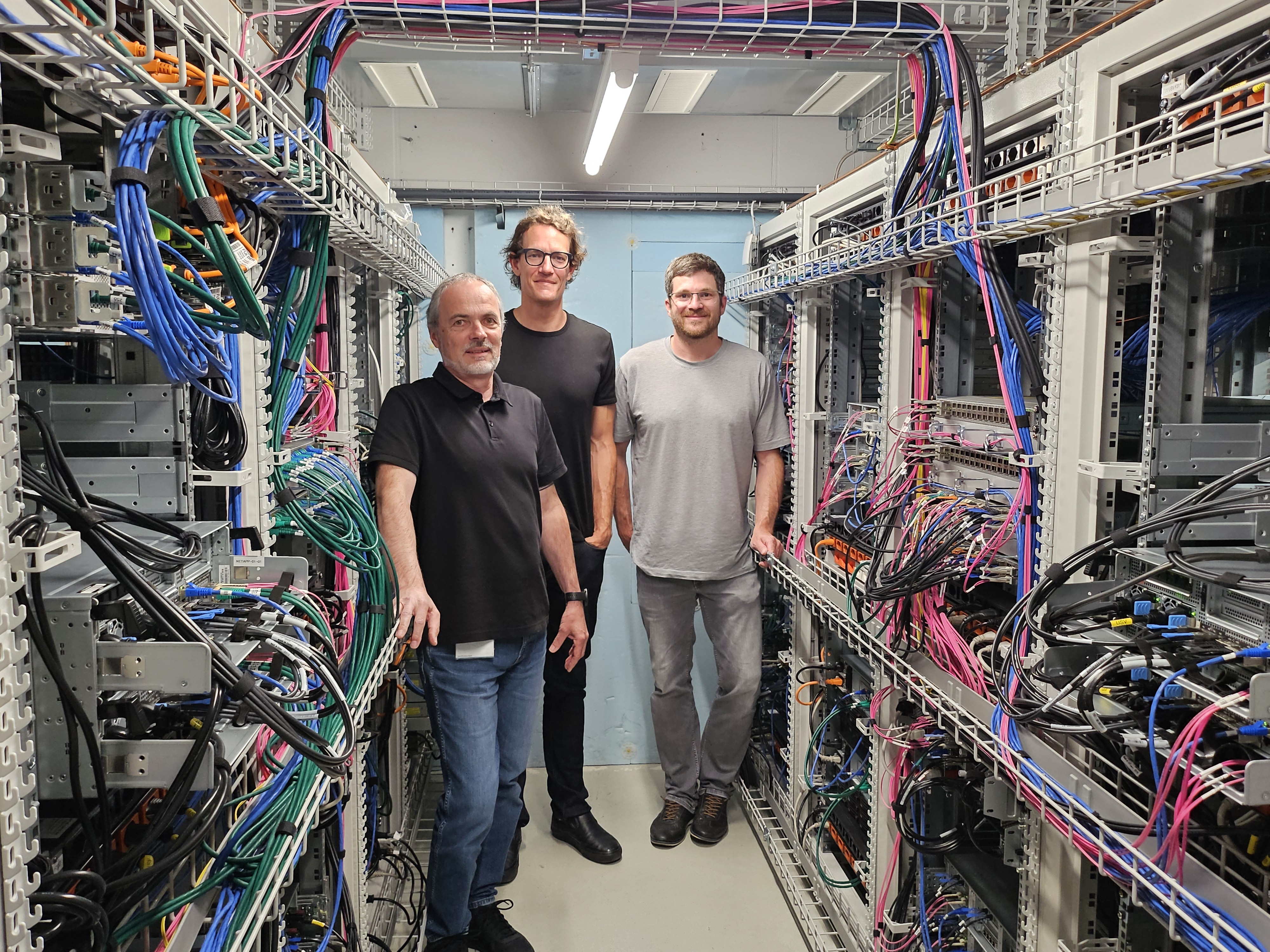 Im Serverraum der FH Graubünden: Mitarbeitende des Schweizerischen Instituts für Informationswissenschaft (SII) und der IT-Abteilung spannen zusammen und entwickeln eine neue Infrastruktur.
